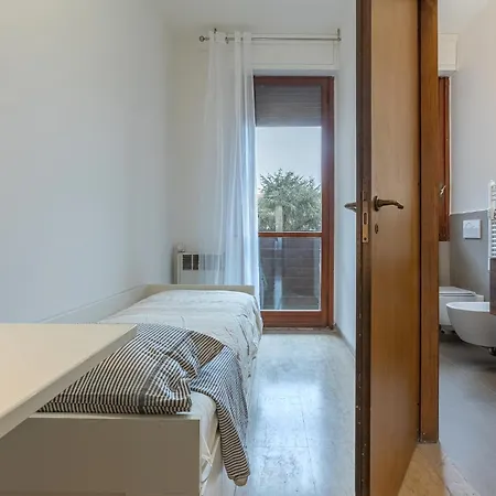 Guesthost - Roomy Near Unibo & Porta San Donato شقة بولونيا