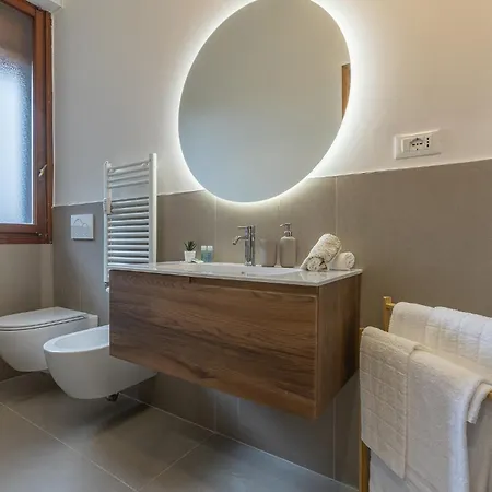 Guesthost - Roomy Near Unibo & Porta San Donato شقة *