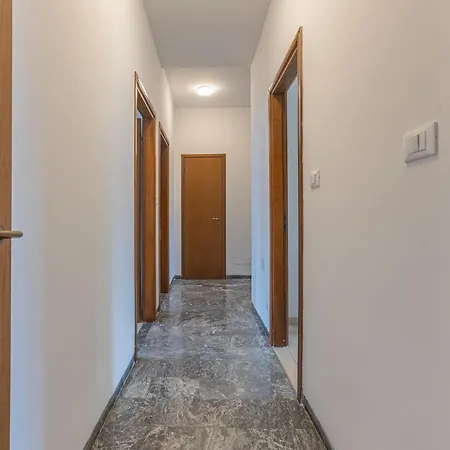 Guesthost - Roomy Near Unibo & Porta San Donato *