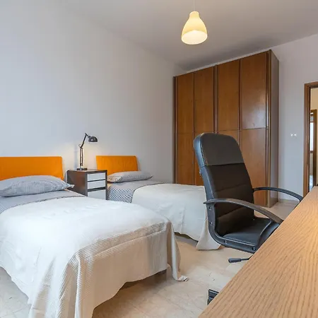 Guesthost - Roomy Near Unibo & Porta San Donato *