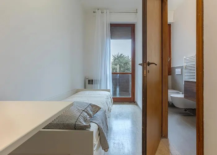 Guesthost - Roomy Near Unibo & Porta San Donato 아파트 볼로냐
